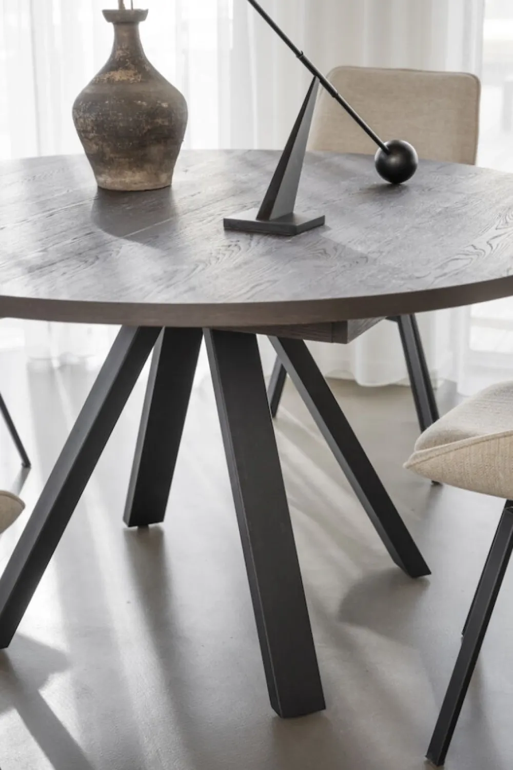 Rowico Home Matbord 'Maddock' Runt 135cm - Mörk ek