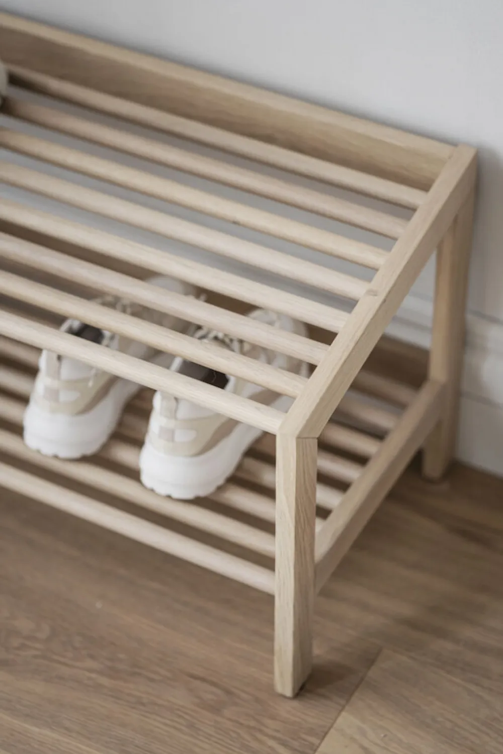 Rowico Home Skohylla 'Hillmond' - Ljus ek