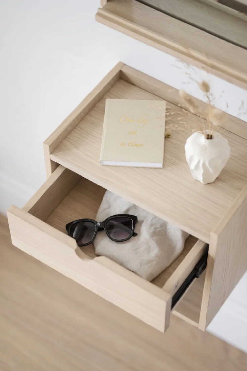 Rowico Home Sängbord/Vägghylla 'Hillmond' - Ljus ek