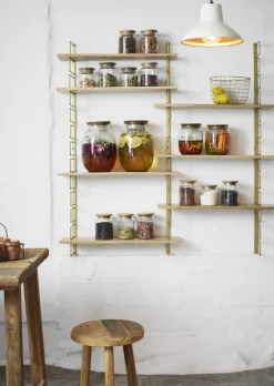 Madam Stoltz Vägghylla 'Wooden shelves' - Mässing/natur